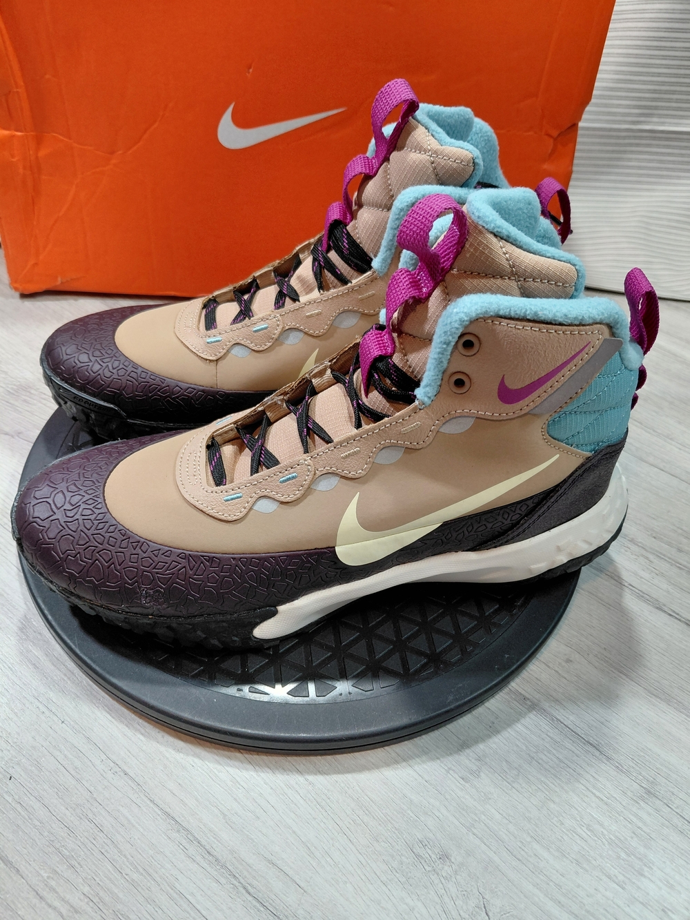 NEW Nike Women’s Terra Scout All Terrain Sneaker-Boots SIZE YOUTH 7 WOMENS 8.5